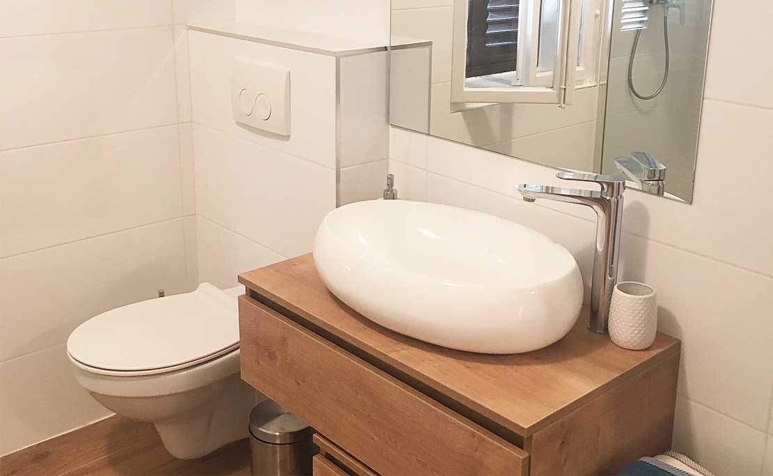 2 Badezimmer, und eine Toilette mit Waschmaschine.